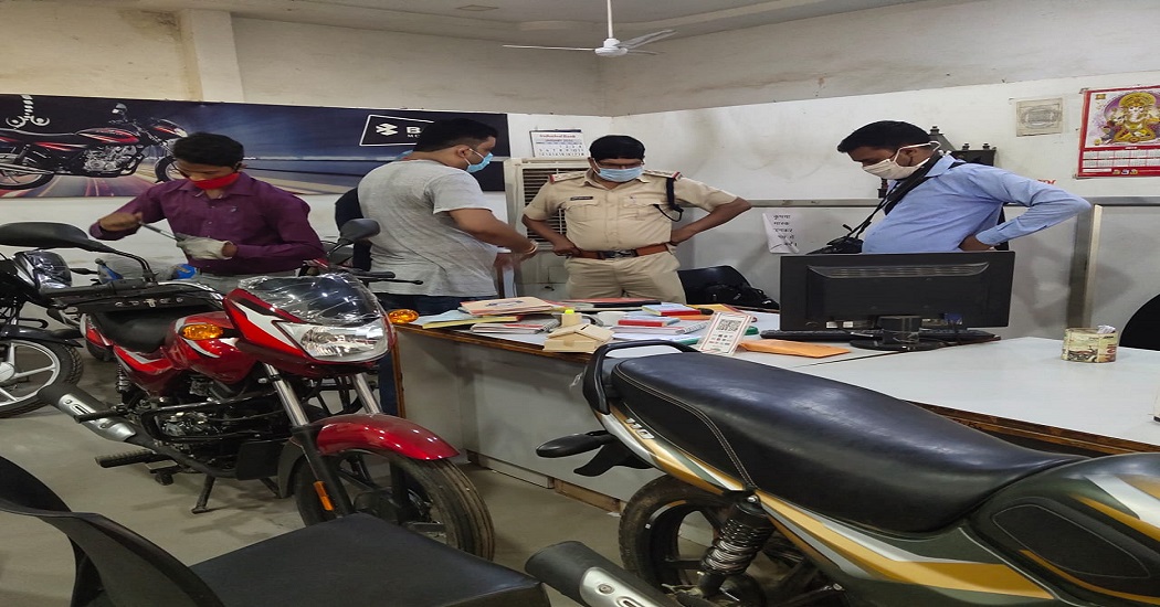 रीवा: वाहन शो रूम में घुसने के लिए चोरों ने जो रास्ता तैयार किए उसे देख कर पुलिस भी रह गई दंग, जानिए पूरा घटनाक्रम