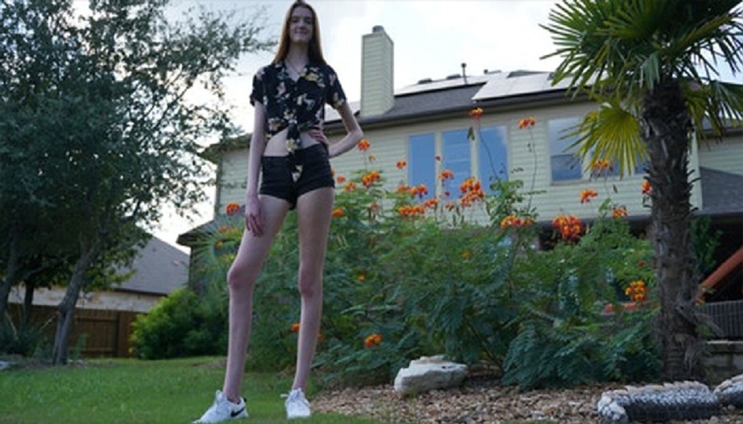 दुनिया को अंचभित करने वाली अमेरिका की 17 वर्षीय युवती ने बनाया सबसे लम्बे पैरो का खिताब, जानिए कौन है युवती