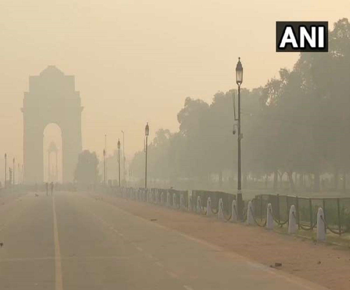 दिल्ली: प्रदूषण बढ़ने की वजह से राजधानी में दृश्यता कम हुई..