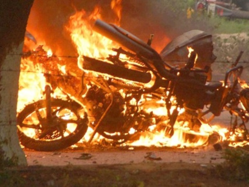 रीवा: घर से बाइक खीच कर बदमाशो ने कर दिया आग के हवाले, पढ़िए पूरी खबर...