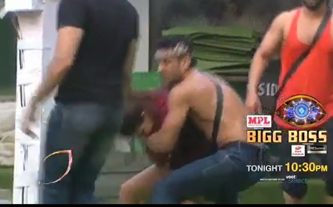 बीबी 14: इम्युनिटी टाॅस्क में हुई जर्बदस्त छीना-झपटी, वीडियो देख उड़ जाएंगे होश बीबी 14: इम्युनिटी टाॅस्क में हुई जर्बदस्त छीना-झपटी, वीडियो देख उड़ जाएंगे होश