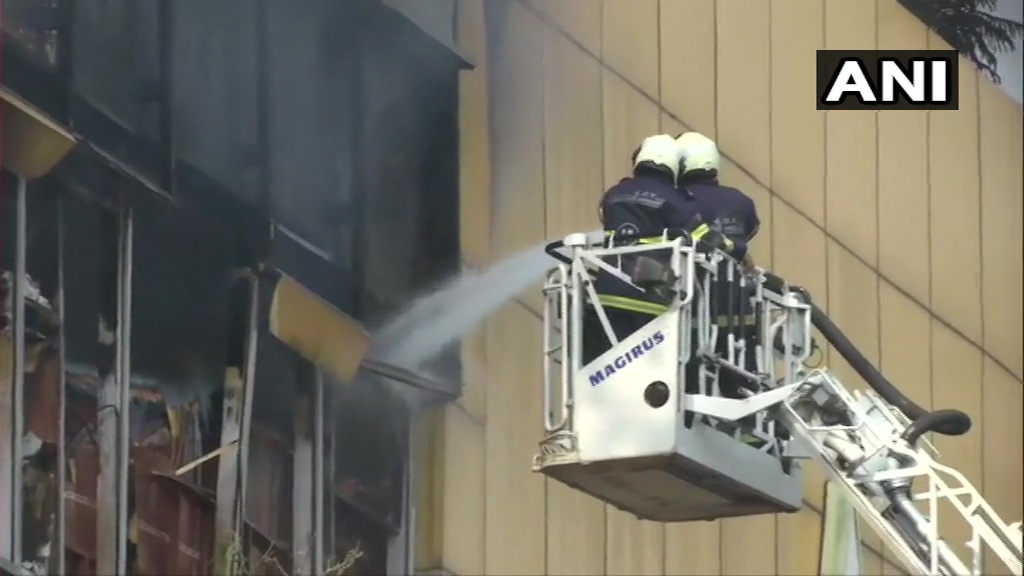 मुंबई मॉल में आग : दो फायरमैन घायल, 3,500 लोगों को सुरक्षित बाहर निकाला गया