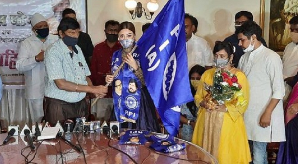 अभिनेत्री पायल घोष केंद्रीय मंत्री रामदास अठावले के नेतृत्व वाली RPI में शामिल हुईं