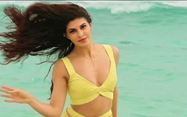एक्ट्रेस Jacqueline Fernandez ने अचानक अपने स्टाफ को गिफ्ट कर दी कार, फिर....