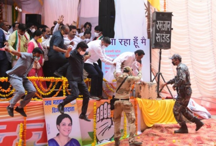 MP उप चुनाव : जब कमलनाथ ने मंच से लगा दी छलांग, कहा: अभी मैं जवान हूं.. MP उप चुनाव : जब कमलनाथ ने मंच से लगा दी छलांग, कहा: अभी मैं जवान हूं..