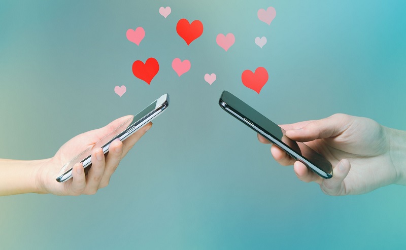 मध्यप्रदेश का एक युवक अपनी 2 पत्नियों के साथ आपत्तिजनक हालत में करता था लाइव स्ट्रीमिंग, वीडियो से कमाता था लाखो रूपए फिर..