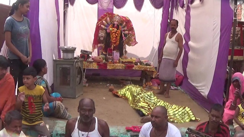रीवा: दुर्गा पंडाल में देवी भक्त ने मइया को चढ़ाई जीभ, भक्ति में डूब गए भक्त