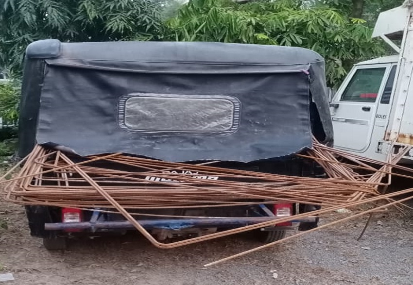 रीवा: निर्माणाधीन फ्लाई ओवर से ऑटो में सरिया लेकर भाग रहे चोर पकड़ाए