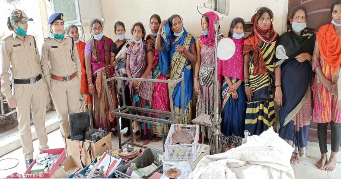 फेरी के दौरान रेकी व चोरी करने वाली 11 महिलाओं को पुलिस ने किया गिरफ्तार, लाखों का माल बरामद