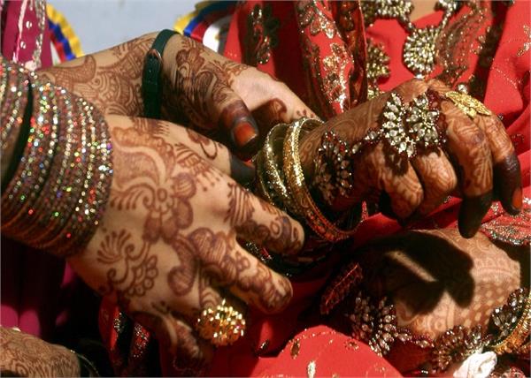 उत्तर प्रदेश: पति की मारपीट से तंग युवती चली गई मायके फिर अपनी सहेली से ही रचा ली शादी...