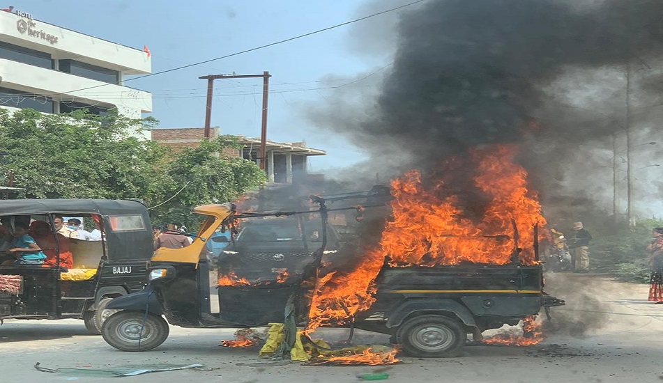 जब रीवा में धूं-धूं कर जलने लगा आटो तो मच गई भगदड़, पढिए पूरा घटनाक्रम जब रीवा में धूं-धूं कर जलने लगा आटो तो मच गई भगदड़, पढिए पूरा घटनाक्रम