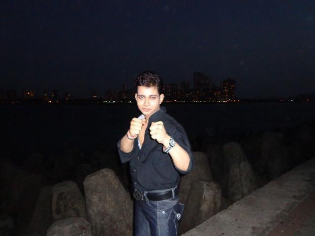 लड़कियों को आत्मरक्षा के लिए कराटे सिखाएंगे कराटे चैंपियन एवं एक्टर अनुशील चक्रवर्ती