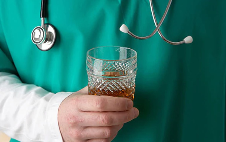 रीवा में शराब पीकर ड्यूटी करना डॉक्टर को पड़ा मंहगा, कमिश्नर ने की ऐसी कार्रवाई, पढ़ें...