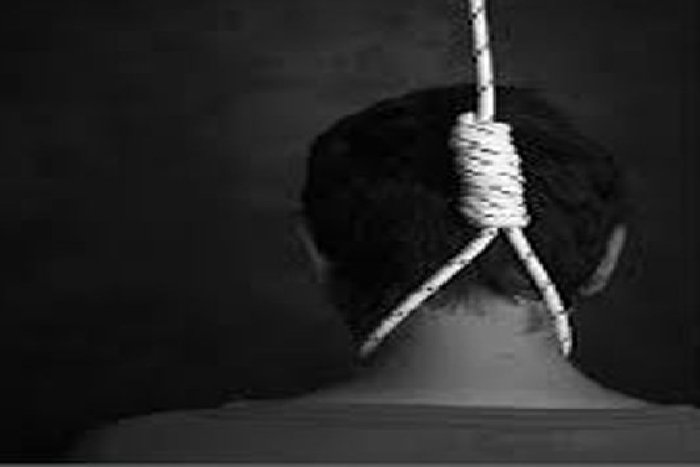 रीवा: कमरे के अंदर रस्सी पर लटकता मिला इंजीनियर का शव, मौत का रहस्य बरकरार रीवा: कमरे के अंदर रस्सी पर लटकता मिला इंजीनियर का शव, मौत का रहस्य बरकरार