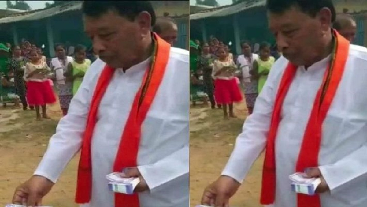 जिला अनूपपुर में भाजपा नेता बिसाहूलाल द्वारा सौ-सौ रुपए बांटने वाली वीडियो वायरल