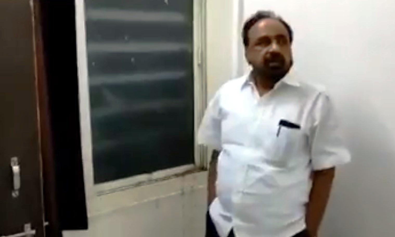 मध्यप्रदेश में आधी रात स्कूटी से स्वास्थ्य केंद्र के औचक निरीक्षण में पहुंचे मंत्री भार्गव, पहुँचते ही रह गए हैरान...