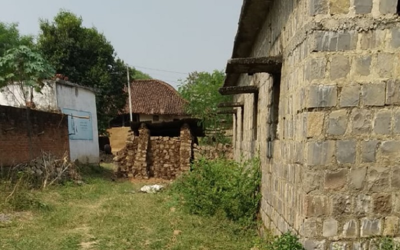 REWA NEWS : सरहंगों ने आम रास्ते में दीवाल खड़ी कर बंद किया रास्ता, परेशान लोग प्रशासन के काट रहे चक्कर, नहीं मिल रहा न्याय