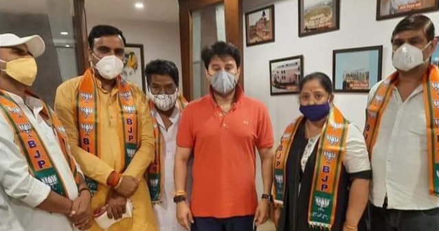 एमपी उप चुनाव: कांग्रेस पार्टी को एक और झटका, ज्योतिरादित्य के कहने पर तीन लोगों ने छोड़ी कांग्रेस, भाजपा में हुए शामिल