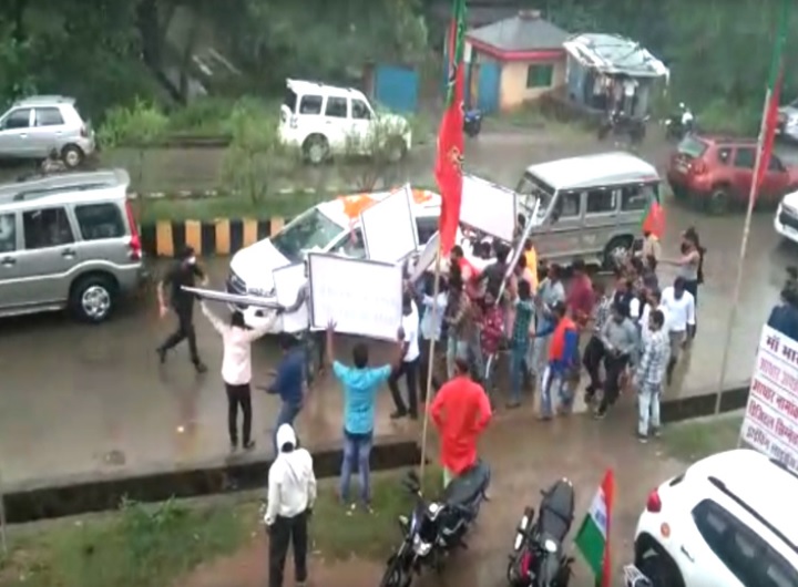 भाजयुमों कार्यकर्ताओं ने कमलनाथ को दिखाए काले झण्डे, गाड़ी रोकने किया प्रयास, किया पथराव