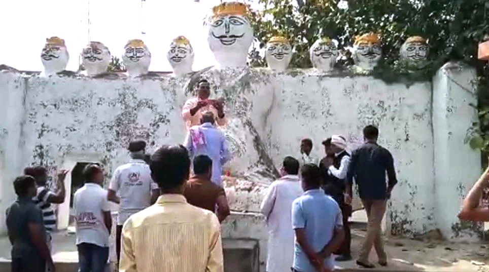 विंध्य में यहां होती हैं रावण की पूजा, लगते हैं जयकारे, फिर होता है पुतला दहन विंध्य में यहां होती हैं रावण की पूजा, लगते हैं जयकारे, फिर होता है पुतला दहन