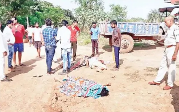 बीच सड़क पर बड़े भाई ने छोटे भाई और उसकी पत्नी को उतारा मौत के घाट, जानिए कैसे हुई यह वारदात बीच सड़क पर बड़े भाई ने छोटे भाई और उसकी पत्नी को उतारा मौत के घाट, जानिए कैसे हुई यह वारदात