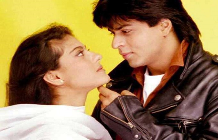 फिल्म दिलवाले दुल्हनिया ले जाएंगे के एक गाने पर जब डायरेक्टर ने काजोल को पहनाना चाहा टॉवल, तो काजोल ने दिया था चौकाने वाला रिएक्शन... फिल्म दिलवाले दुल्हनिया ले जाएंगे के एक गाने पर जब डायरेक्टर ने काजोल को पहनाना चाहा टॉवल, तो काजोल ने दिया था चौकाने वाला रिएक्शन...