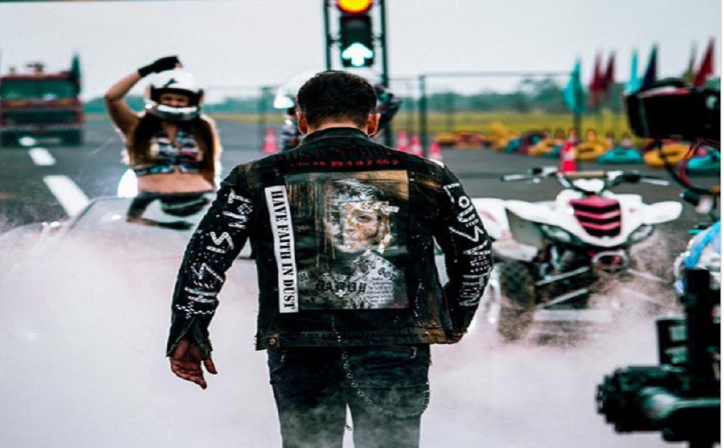 यदि आपको Salman Khan की इस जैकेट को खरीदना है, तो भरने होंगे इतने रूपए... यदि आपको Salman Khan की इस जैकेट को खरीदना है, तो भरने होंगे इतने रूपए...