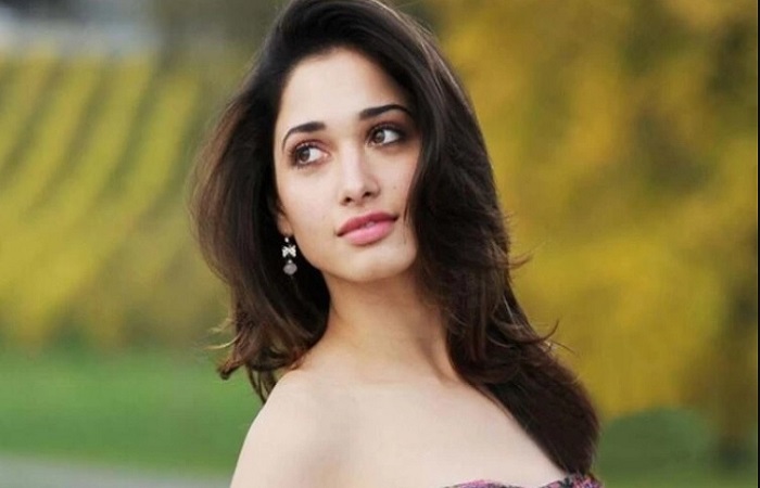 एक्ट्रेस तमन्ना भाटिया ने किया चौकाने वाला खुलासा- कहा इस हीरो को करना चाहती हूँ kiss... एक्ट्रेस तमन्ना भाटिया ने किया चौकाने वाला खुलासा- कहा इस हीरो को करना चाहती हूँ kiss...