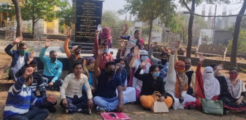 मानदेय बढ़ाने को लेकर धरने पर बैठे अतिथि विद्वान