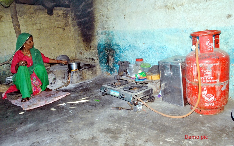 रसोई गैस देकर गरीब महिलाओं के आंसू पोछ लिये लेकिन महंगाई रुला रही, कैसे कराएं सिलेण्डर रिफिल!