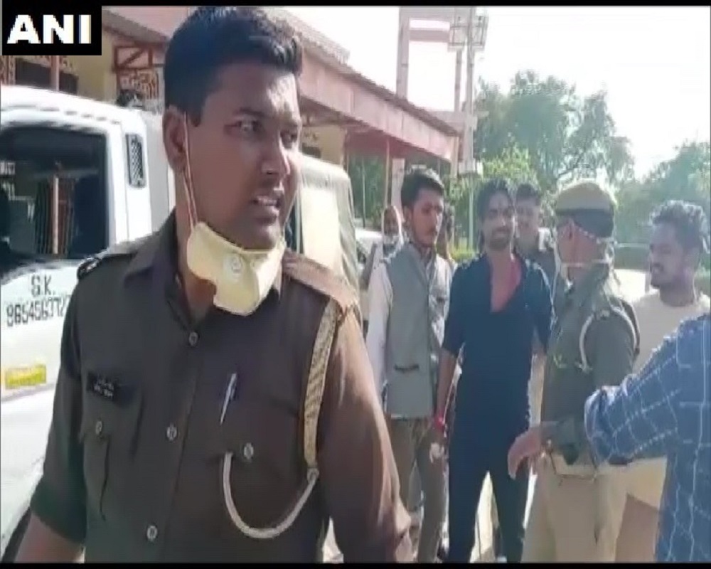 मथुरा में मस्जिद के भीतर हनुमान चालीसा का पाठ करने के लिए चार गिरफ्तार मथुरा में मस्जिद के भीतर हनुमान चालीसा का पाठ करने के लिए चार गिरफ्तार