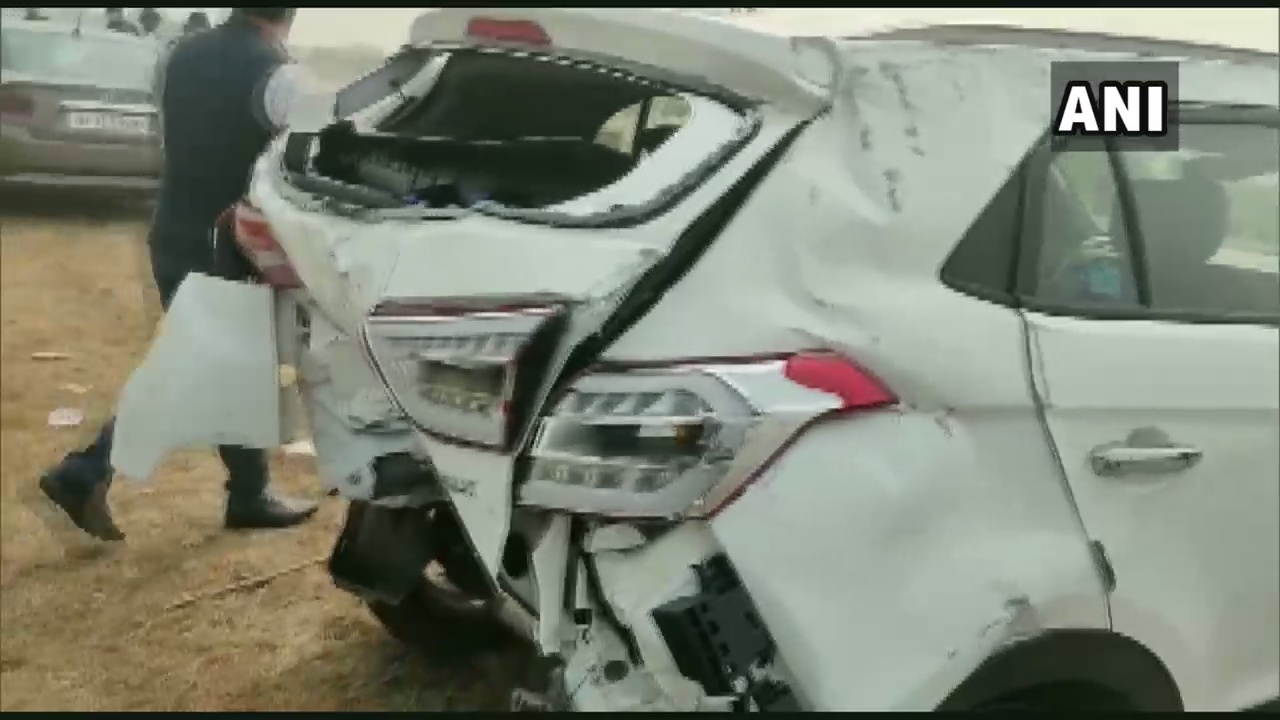 कोहरे के कारण यमुना एक्सप्रेसवे पर 8 वाहनों की टक्कर में 2 लोगों की मौत,कई घायल