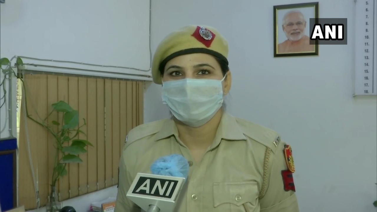 DELHI : महिला हेड कांस्टेबल को 76 गुमशुदा बच्चों का पता लगाने के लिए आउट ऑफ टर्न प्रमोशन मिला DELHI : महिला हेड कांस्टेबल को 76 गुमशुदा बच्चों का पता लगाने के लिए आउट ऑफ टर्न प्रमोशन मिला