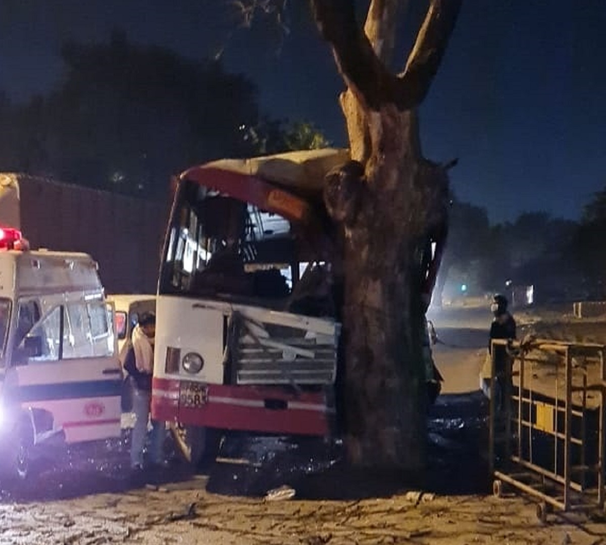 दिल्ली : यूपी रोडवेज की बस पेड़ से टकरा जाने से 12 लोग घायल