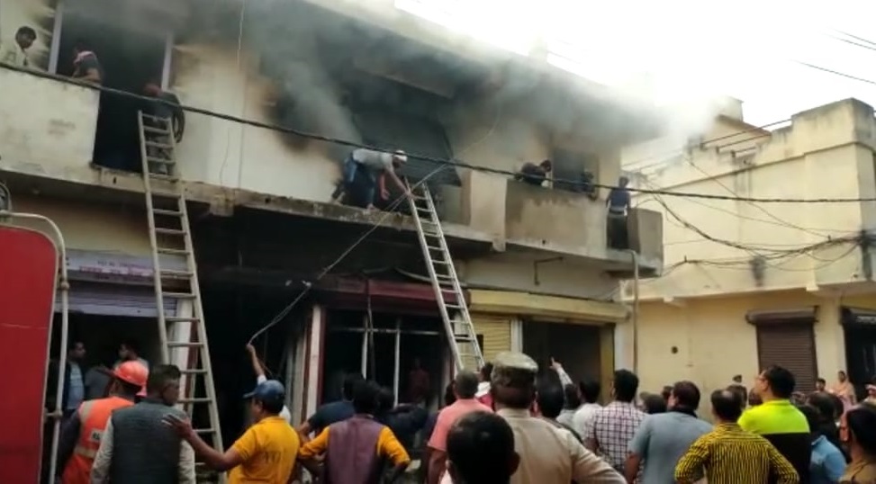 गोदाम में लगी आग, पांच दमकलों ने पाया काबू : REWA NEWS