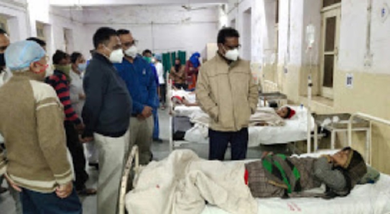 जब एक साथ 150 लोग करने उल्टी, गांव में पडा स्वास्थ्य कैंप जब एक साथ 150 लोग करने उल्टी, गांव में पडा स्वास्थ्य कैंप