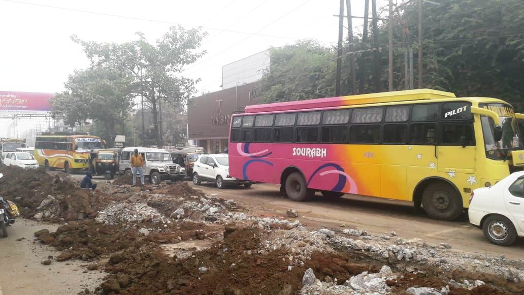 सीवर और गैस पाइप लाइन के गड्ढों से रीवा के सड़कों का बुरा हाल