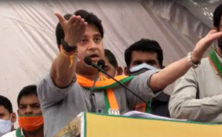 क्या कह रहे महाराज? 3 नवंबर को पंजे वाली बटन ही दबाना..