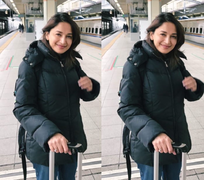 माधुरी दीक्षित हाथों में बैग लिए एयरपोर्ट की शेयर की तस्वीर, तो फैंस ने लिखा….