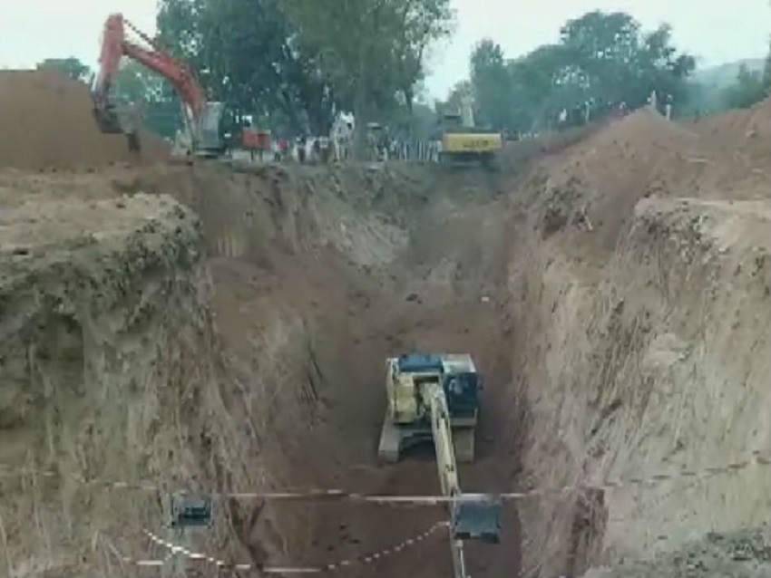 चार दिन से बोरवेल में फंसा मासूम, 18 फिट सुरंग बनी फिर भी प्रहलाद तक नहीं पहुंच सकी टीम