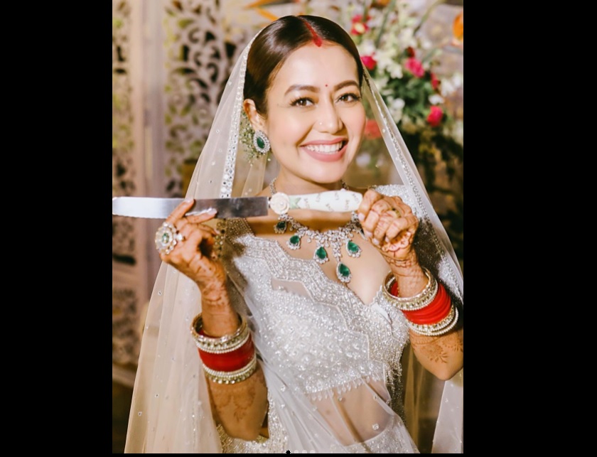 मांग में सिंदूर, हाथ में छुरी लिए व्हाइड ड्रेस में नेहा कक्कर ने ढाया कहर, तस्वीर देखते ही फैंस बोले….