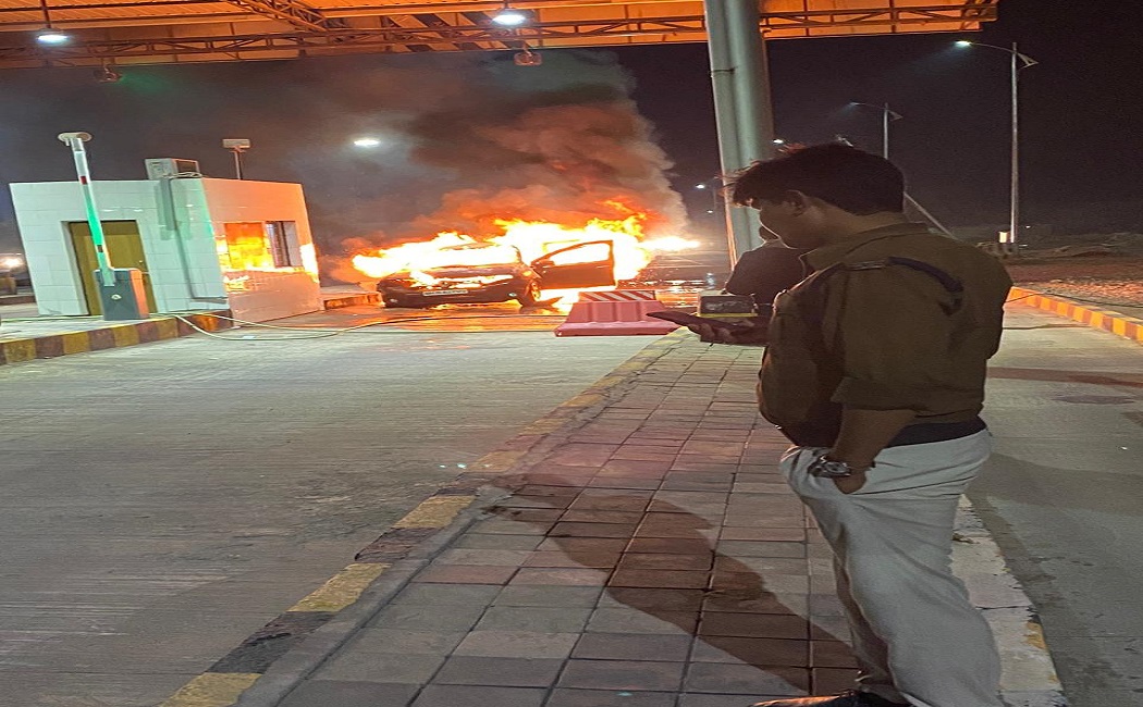 कार को खड़ी करते ही भड़कने लगी आग, फिर 5 लोगो ने ऐसे बचाई अपनी जान..