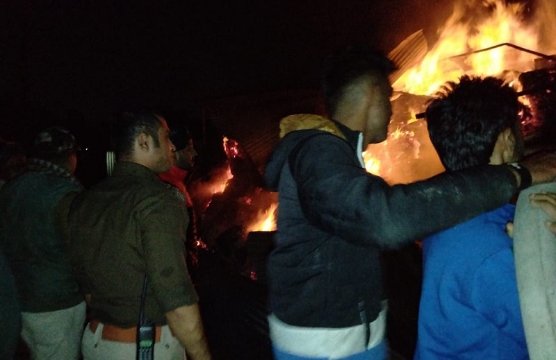 कबाड़ दुकान में लगी आग, तीन फायर बिग्रेड ने बुझाई आग, लाखों का हुआ नुकसान कबाड़ दुकान में लगी आग, तीन फायर बिग्रेड ने बुझाई आग, लाखों का हुआ नुकसान