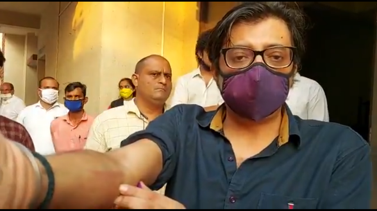 रिपब्लिक टीवी के संपादक अर्नब गोस्वामी ने आरोप लगाया, गिरफ्तारी के दौरान पुलिस ने मारपीट की और उन्हें गंभीर चोटे आई