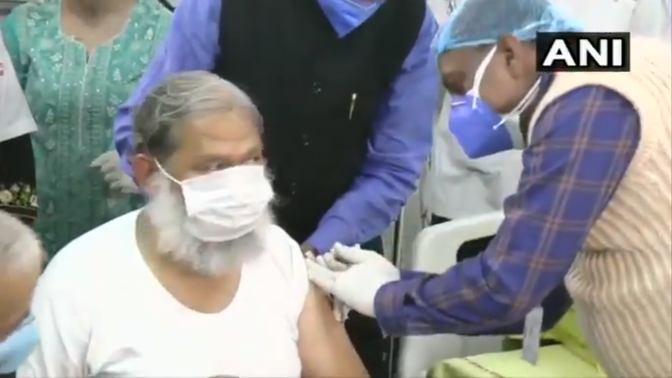 कोरोना वैक्सीन अपडेट : हरियाणा के स्वास्थ्य मंत्री अनिल विज ने लगवाया Covaxin का पहला टीका