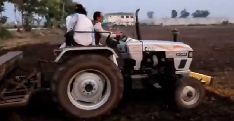 ट्रैक्टर से खेतों की बुवाई करते नजर आए सीएम शिवराज सिंह चौहान, वीडियो शेयर कर लिखी यह बात…