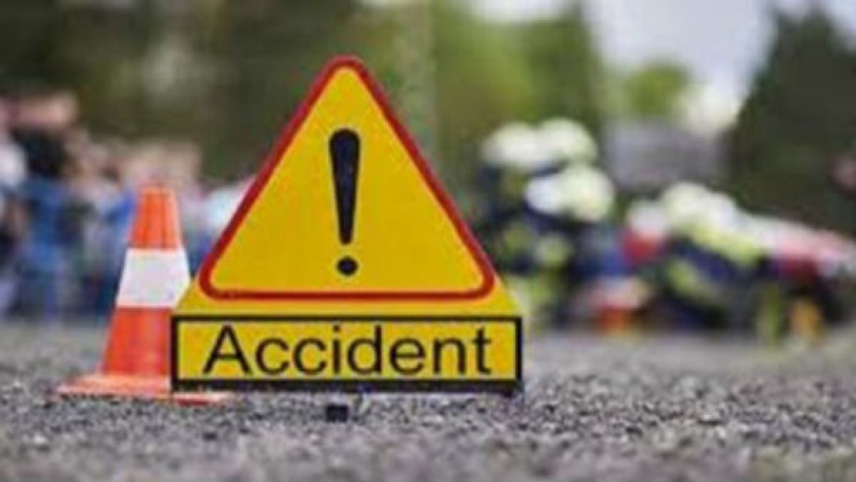 सड़क हादसे में जब कार पर सवार हो गया ट्रक, 4 की मौत, 5 घायल बच्चे की हालत गंभीर : UP NEWS