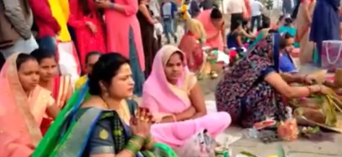 छठ पर्व के आखिरी दिन सूर्यदेव को अर्घ्य देकर की पूजा-अर्चना