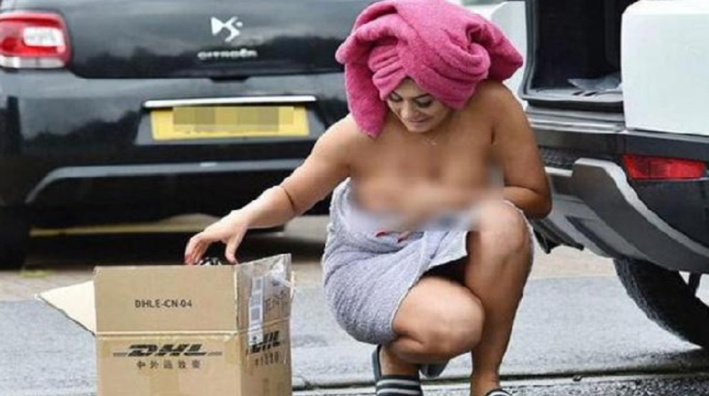 जब डिलीवरी ब्वॉय द्वारा लाए सामान को पिक करने टॉवल में घर से निकली एक्ट्रेस, बिगड़ गया बैलेंस और खुल गई टॉवल, फिर नजारा देख…