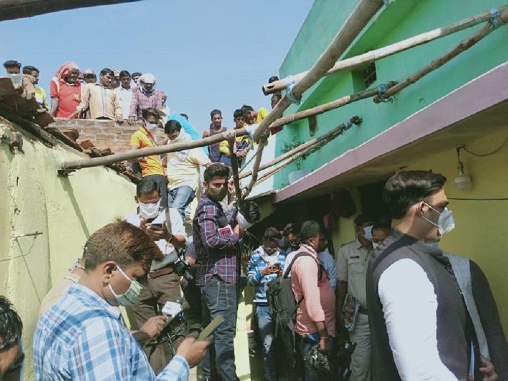 पति-पत्नी सहित 5 लोगो की घर के अंदर लटकती मिली लाश से गांव में सनसनी